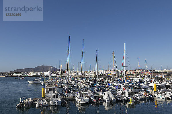 Der Hafen von Corralejo auf der Insel Fuerteventura mit einem Vulkan in der Ferne  Fuerteventura  Kanarische Inseln  Spanien  Atlantik  Europa