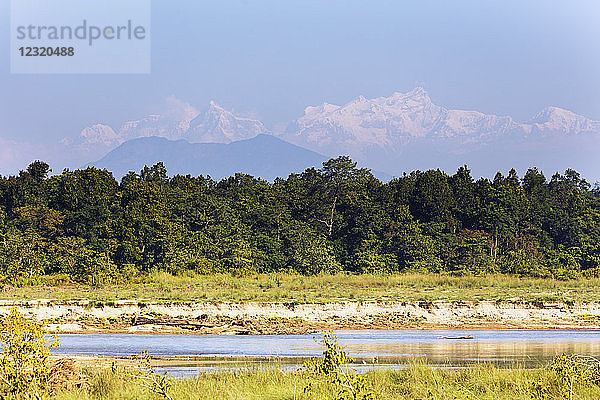Manaslu-Gebirgskette  die sich über 8000 m im Himalaya erhebt  über den Terai-Ebenen  Chitwan-Nationalpark  UNESCO-Weltkulturerbe  Nepal  Asien