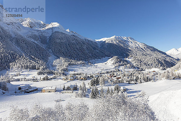 Verschneites Alpendorf Bergun  Albulatal  Kanton Graubünden  Schweiz  Europa