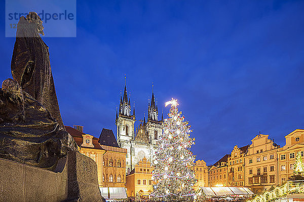 Weihnachtsmarkt auf dem Altstädter Ring  Kirche Unserer Lieben Frau vor Tyn  UNESCO-Weltkulturerbe  Prag  Tschechische Republik  Europa