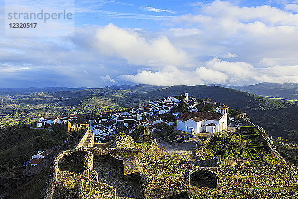 Blick auf das Dorf Marvao in der nördlichen Region Alentejo  Portugal  Europa
