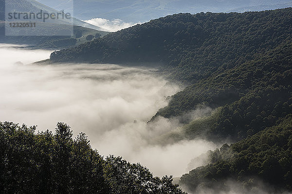 Morgenwolken und Nebel über den Bergen des Monte Sibillini  Umbrien  Italien  Europa