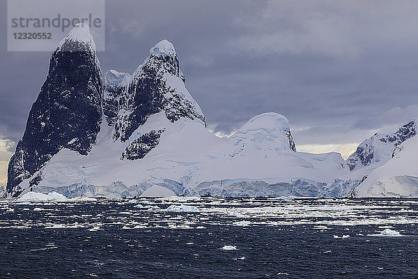 Una Peaks (Una's Tits)  eisbedeckte Basalttürme  Falsches Kap Renard  Eingang zum Lemaire-Kanal  Antarktische Halbinsel  Antarktis  Polarregionen