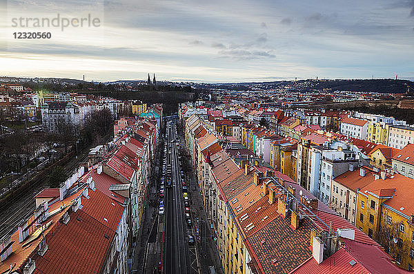 Hohe Ansicht von Hausdächern  Prag  Tschechische Republik  Europa