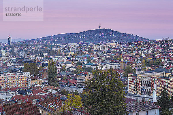 Blick auf die Stadt in Richtung Rathaus  Sarajevo  Bosnien und Herzegowina  Europa