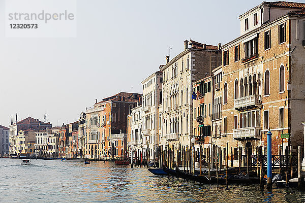 Historische venezianische Gebäude am Canal Grande  Venedig  UNESCO-Weltkulturerbe  Venetien  Italien  Europa