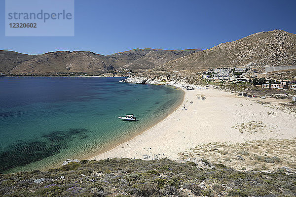 Strand von Vagia mit Blick auf das Coco Mat Hotel an der Südküste  Serifos  Kykladen  Ägäisches Meer  Griechische Inseln  Griechenland  Europa