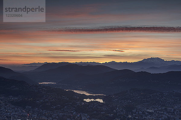 Lugano und Monte Rosa bei Sonnenuntergang vom Monte Bre aus gesehen  Kanton Tessin  Schweiz  Europa