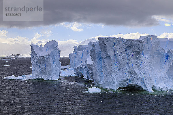 Großer blauer Tafeleisberg und die Küste des Errera-Kanals  Danco-Küste  Antarktische Halbinsel  Antarktis  Polarregionen