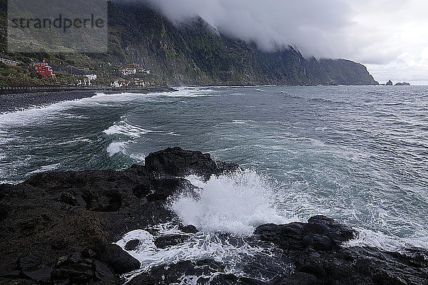 Die wilde Küste bei Seixal  Nordwest-Madeira  Portugal  Atlantik  Europa