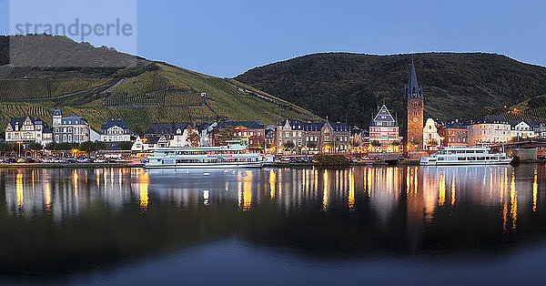 Bernkastel-Kues spiegelt sich in der Mosel  Rheinland Pfalz  Deutschland  Europa