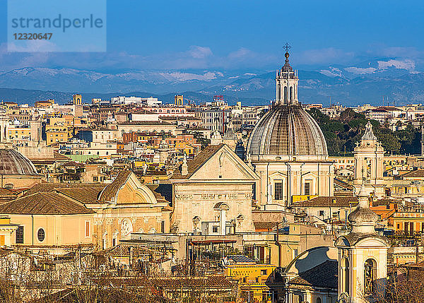 Historische Skyline von Rom mit Kuppeln und Türmen von der Janiculum-Terrasse aus gesehen  Rom  Latium  Italien  Europa