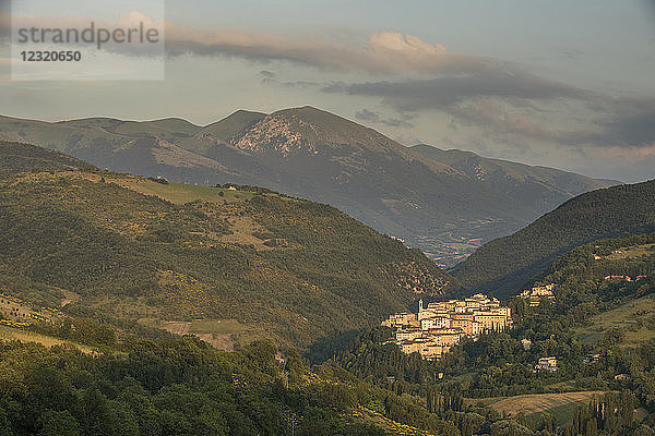 Blick auf das Dorf Preci bei Sonnenuntergang  Valnerina  Umbrien  Italien  Europa