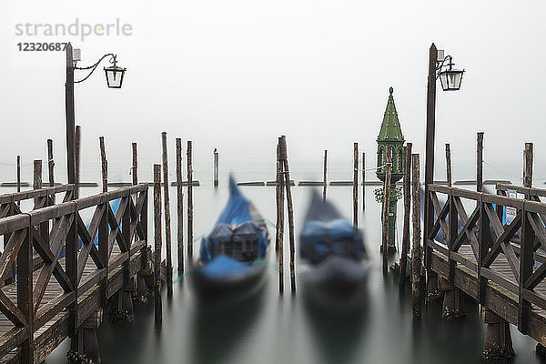 Gondeln im Nebel mit dem Canal Grande im Hintergrund  Venedig  UNESCO-Weltkulturerbe  Venetien  Italien  Europa
