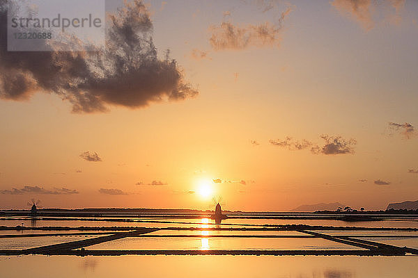 Saline dello Stagnone bei Sonnenuntergang  Marsala  Provinz Trapani  Sizilien  Italien  Mittelmeer  Europa