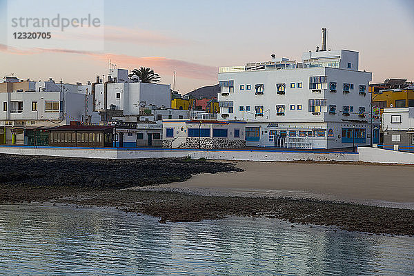 Morgendämmerung am Ufer der Altstadt von Corralejo auf der Insel Fuerteventura  Kanarische Inseln  Spanien  Atlantik  Europa