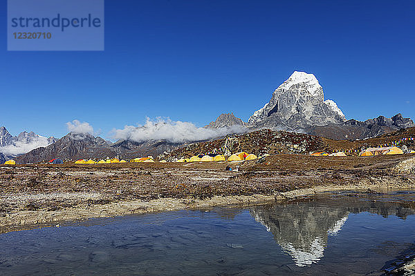 Ama Dablam Basislager mit Tobuche  6495m  Sagarmatha National Park  UNESCO Weltkulturerbe  Khumbu Tal  Nepal  Himalaya  Asien