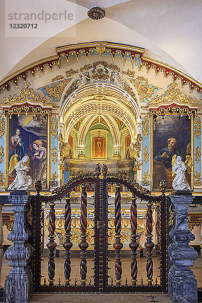 Die Knochenkapelle in der Kirche Sao Francisco (St. Franziskus) in Evora  Portugal  Europa
