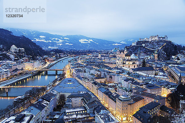Blick über die Altstadt  UNESCO-Weltkulturerbe  und die Burg Hohensalzburg in der Abenddämmerung  Salzburg  Österreich  Europa