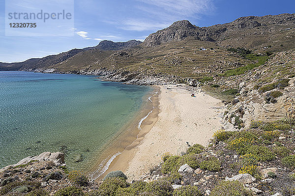 Blick über den Strand Kalo Ampeli bei Livadi an der Südküste der Insel  Serifos  Kykladen  Ägäisches Meer  Griechische Inseln  Griechenland  Europa