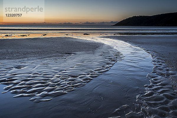 Strand von Oxwich bei Ebbe in der Morgendämmerung  Gower-Halbinsel  Südwales  Vereinigtes Königreich  Europa