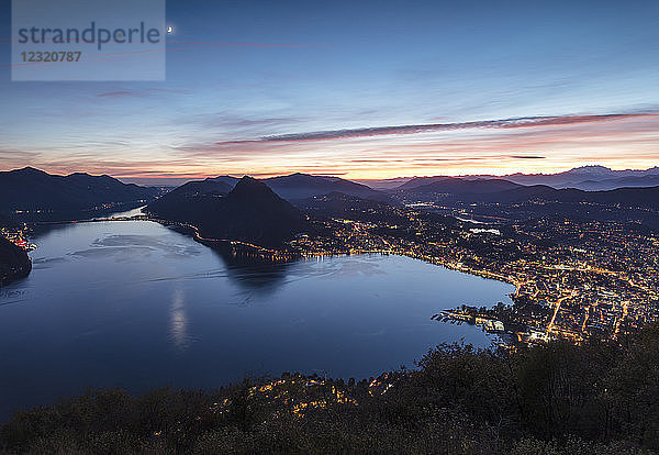 Luganer See bei Sonnenuntergang vom Monte Bre aus gesehen  Kanton Tessin  Schweiz  Europa