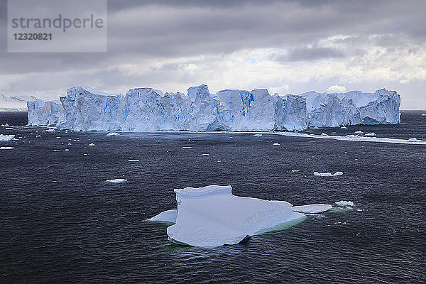 Großer blauer Tafeleisberg  kleiner Eisberg und Küste des Errera-Kanals  Danco-Küste  Antarktische Halbinsel  Antarktis  Polarregionen