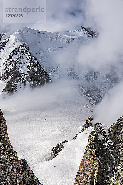 Blick hinunter zum Vallee Blanche und zur Cosmiques-Hütte  die von Bergsteigern auf dem Mont Blanc genutzt wird  kleine Figuren sind im Tal zu sehen  Chamonix  Haute Savoie  Rhone-Alpen  Frankreich  Europa