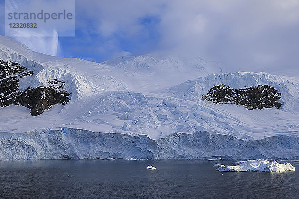 Gletscher bei Sonnenaufgang  mit atmosphärischen Wolken und Nebel  Neko Harbour  Andvord Bay  Graham Land  Antarktis  Polarregionen