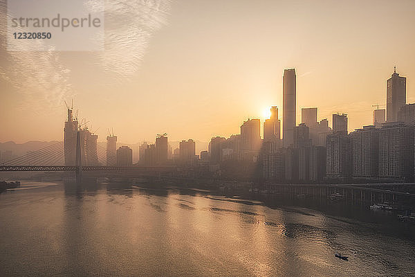 Skyline von Chongqing in der Morgendämmerung  mit Blick auf die Yuzhong-Halbinsel und den Jialing-Fluss  Chongqing  China  Asien