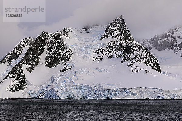 Berge und Gletscher von False Cape Renard  Eingang zum Lemaire-Kanal  Abendlicht  Antarktische Halbinsel  Antarktis  Polarregionen