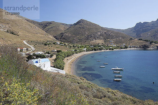 Blick über die Bucht und den Strand von Koutalas an der Südostküste der Insel  Serifos  Kykladen  Ägäisches Meer  Griechische Inseln  Griechenland  Europa