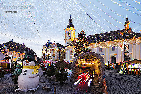 Weihnachtsmarkt auf der Plaza Piata Mare  Rathaus und barocke Jesuitenkirche  Sibiu  Rumänien  Europa