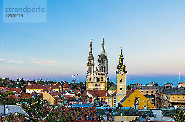 Ansicht der Kathedrale der Himmelfahrt der Heiligen Jungfrau Maria  Zagreb  Kroatien  Europa