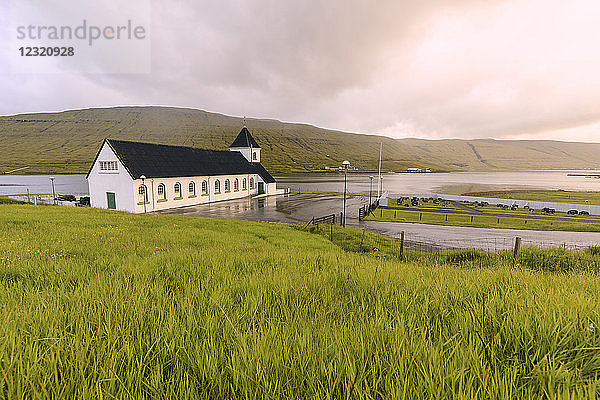 Kirche von Nordskali  Insel Eysturoy  Färöer Inseln  Dänemark  Europa