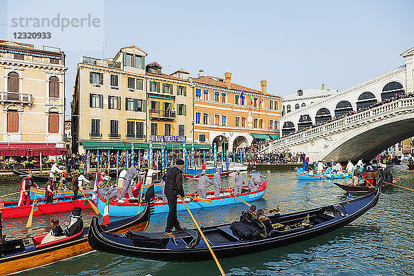 Karneval von Venedig  Eröffnungsumzug auf dem Canal Grande an der Rialto-Brücke  Venedig  UNESCO-Weltkulturerbe  Venetien  Italien  Europa
