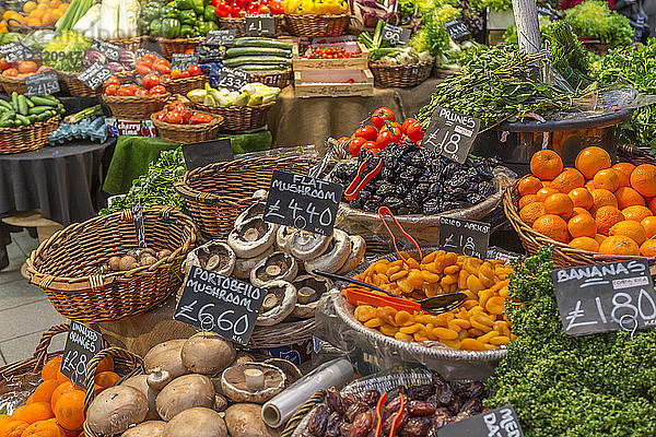 Obst- und Gemüsestand auf dem Borough Market  Southwark  London  England  Vereinigtes Königreich  Europa