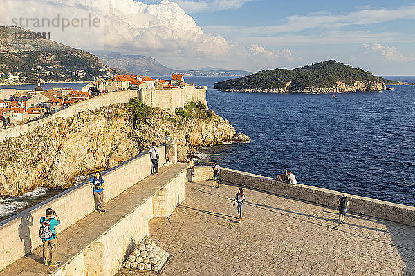 Blick von der Festung Lovrijenac auf die Stadtmauern der Altstadt von Dubrovnik und die Insel Lokrum  Dubrovnik  Kroatien  Europa