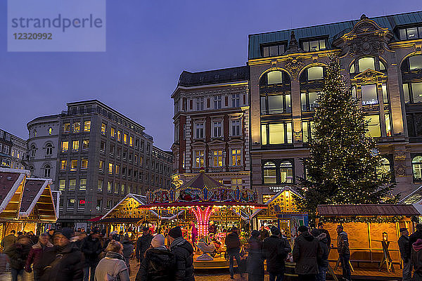 Weihnachtsmarkt am Gänsemarkt in der Abenddämmerung  Hamburg  Deutschland  Europa