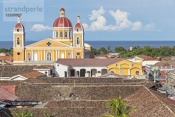Die Kathedrale von Granada vom Glockenturm der Kirche La Merced aus gesehen  Granada  Nicaragua  Mittelamerika