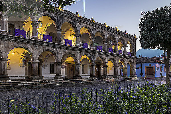 Die mit Bannern für die Karwoche geschmückte Stadt Antigua in der Abenddämmerung  Antigua  UNESCO-Weltkulturerbe  Guatemala  Mittelamerika