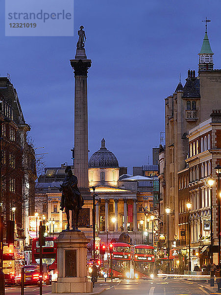 Nelsons Säule und Trafalgar Square von Whitehall  London  England  Vereinigtes Königreich  Europa
