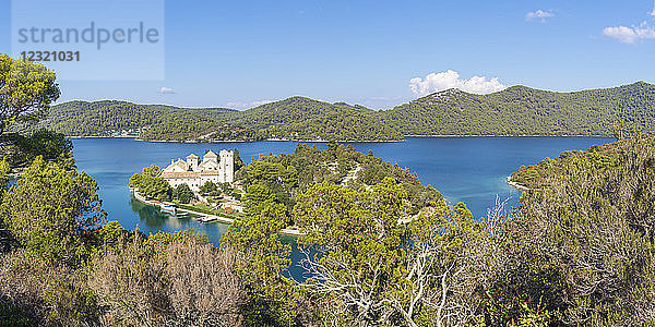 Blick von oben auf den Veliko jezero (Großer See) und das Kloster auf der Insel St. Maria im Nationalpark Mljet  Kroatien  Europa