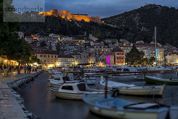 Der Hafen von Hvar Stadt und die Spanische Festung in der Abenddämmerung  Hvar  Kroatien  Europa