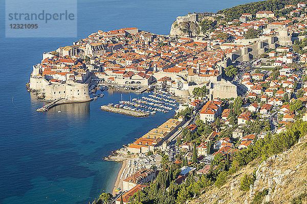 Blick von oben auf die Altstadt von Dubrovnik  UNESCO-Weltkulturerbe  Kroatien  Europa