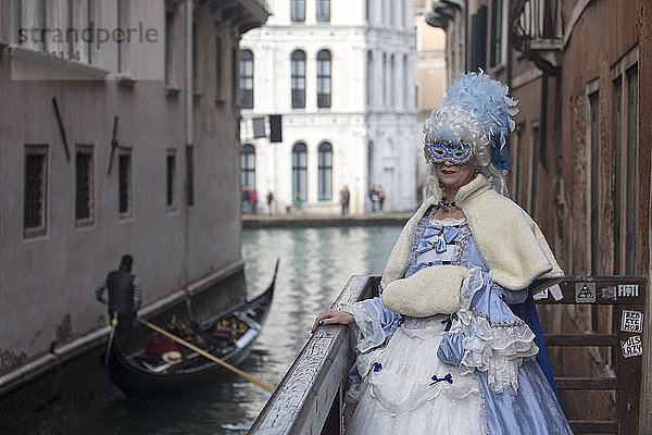 Dame im Karnevalskostüm von Venedig mit Gondel im Hintergrund  Venedig  UNESCO-Weltkulturerbe  Venetien  Italien  Europa