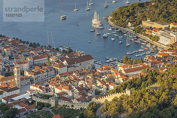 Blick aus der Vogelperspektive auf den Hafen und die Altstadt von Hvar Stadt bei Sonnenaufgang  Hvar  Kroatien  Europa
