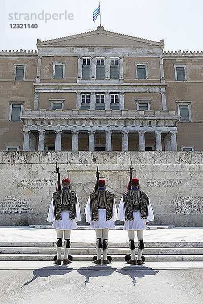 Wachablösung am Grabmal des Unbekannten Soldaten auf dem Syntagma-Platz mit dem alten Königspalast  Athen  Griechenland  Europa