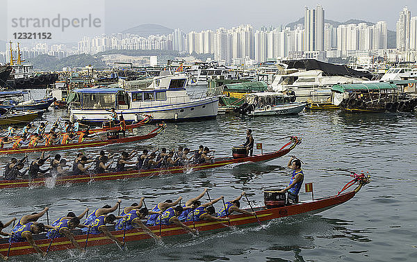 Drachenbootrennen  Shau Kei Wan  Hongkong Island  Hongkong  China  Asien