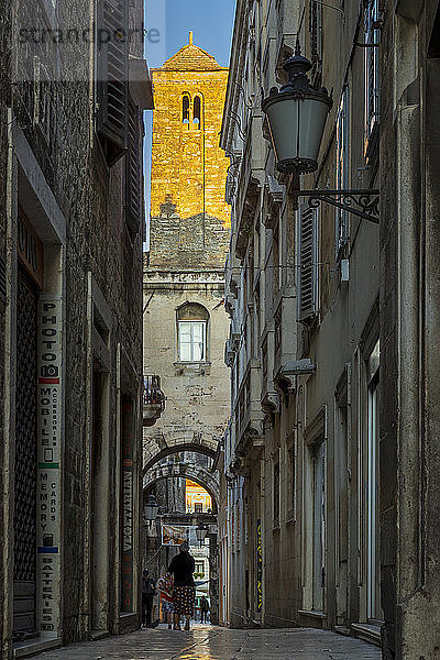 Kleine Straße in der Altstadt von Split im ersten Sonnenlicht  Split  Kroatien  Europa